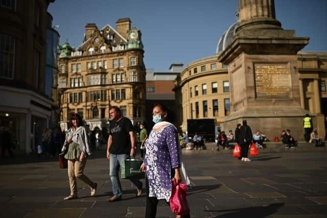 Nuevas restricciones en Inglaterra por alza de contagios