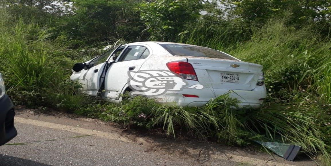 Minatitleca lesionada tras volcadura en San Juan