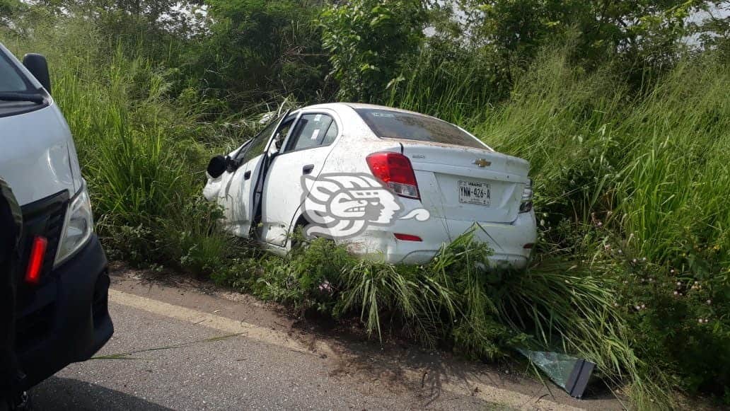 Minatitleca lesionada tras volcadura en San Juan