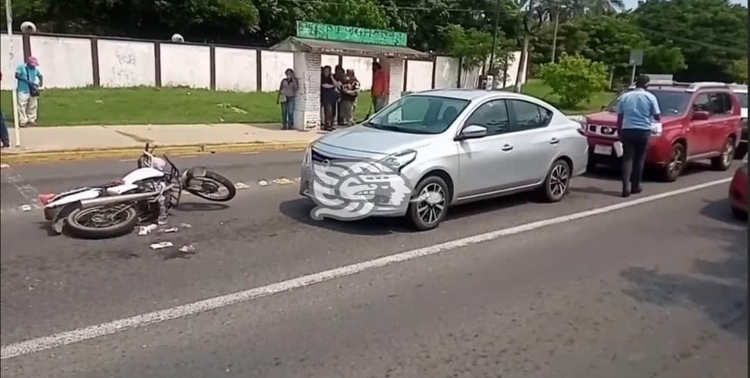 Motociclista provoca carambola en avenida Universidad de Coatzacoalcos