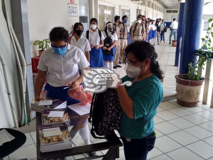 Reparten libros de texto a alumnos de la Miguel Alemán