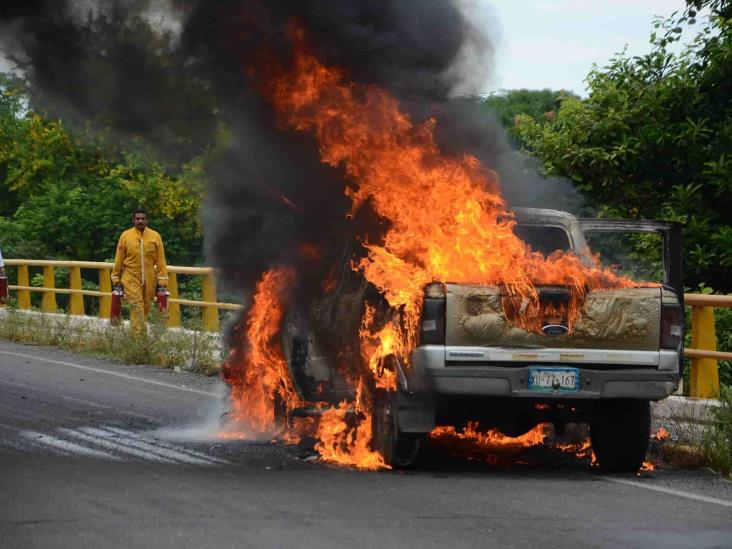 Camioneta se incendia en llamas durante viaje por libramiento Paso del Toro-Santa Fe