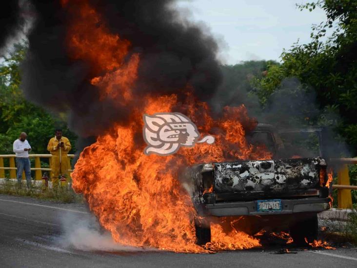 Camioneta se incendia en llamas durante viaje por libramiento Paso del Toro-Santa Fe