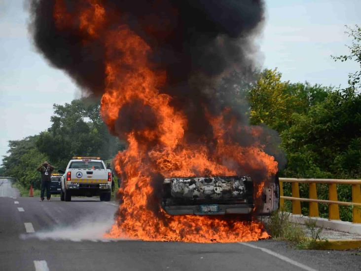 Camioneta se incendia en llamas durante viaje por libramiento Paso del Toro-Santa Fe