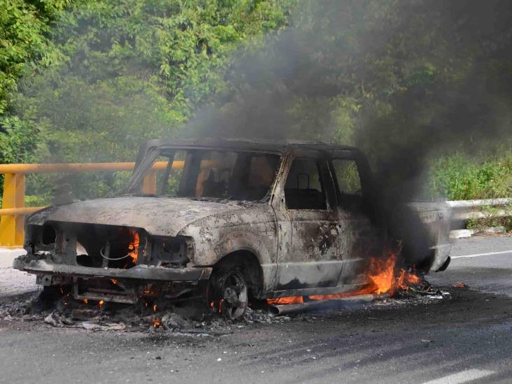 Camioneta se incendia en llamas durante viaje por libramiento Paso del Toro-Santa Fe