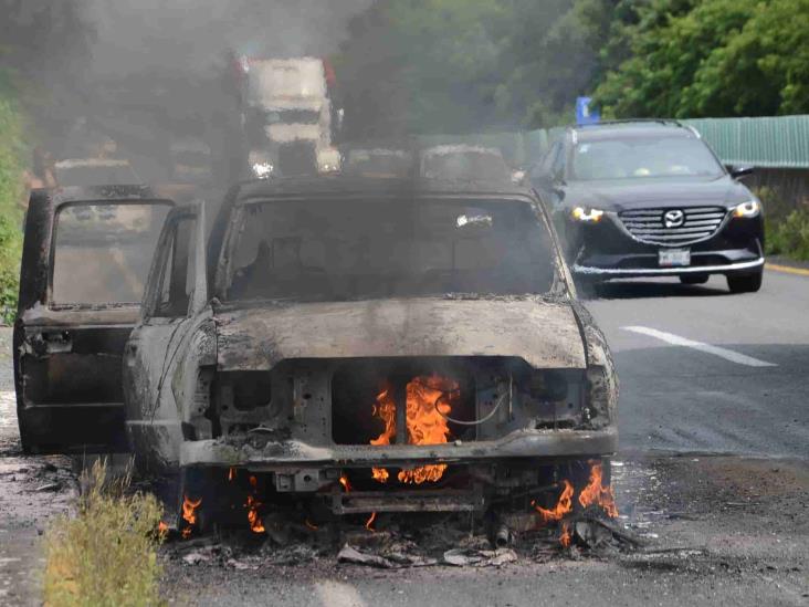 Camioneta se incendia en llamas durante viaje por libramiento Paso del Toro-Santa Fe