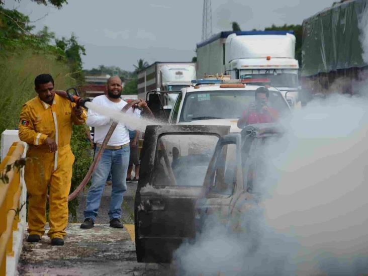 Camioneta se incendia en llamas durante viaje por libramiento Paso del Toro-Santa Fe