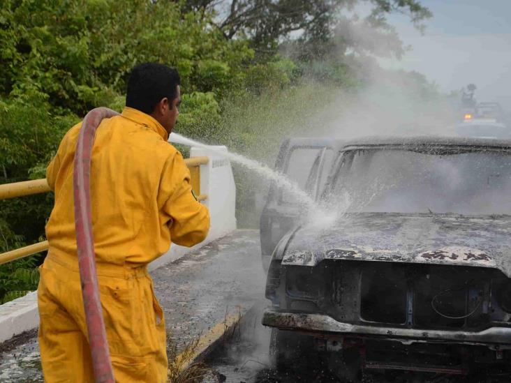 Camioneta se incendia en llamas durante viaje por libramiento Paso del Toro-Santa Fe