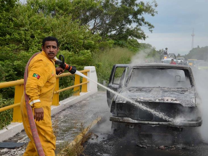 Camioneta se incendia en llamas durante viaje por libramiento Paso del Toro-Santa Fe