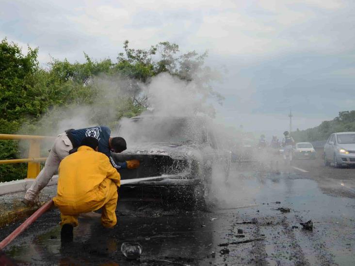 Camioneta se incendia en llamas durante viaje por libramiento Paso del Toro-Santa Fe