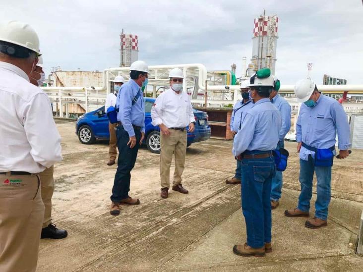 Director de Pemex inspecciona complejos del sur de Veracruz