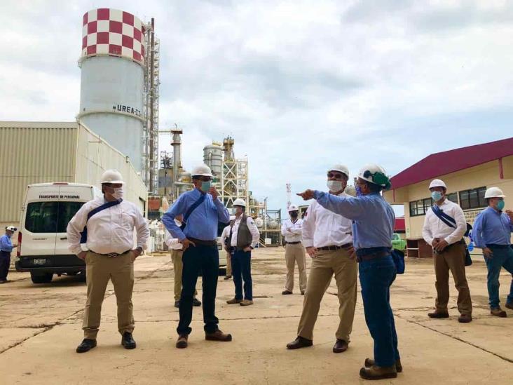 Director de Pemex inspecciona complejos del sur de Veracruz