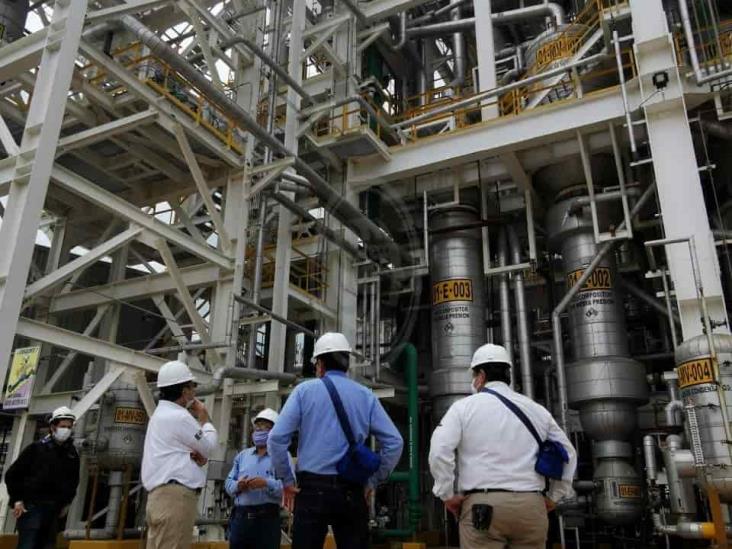 Director de Pemex inspecciona complejos del sur de Veracruz