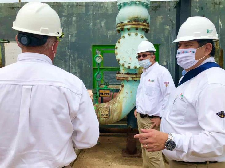 Director de Pemex inspecciona complejos del sur de Veracruz