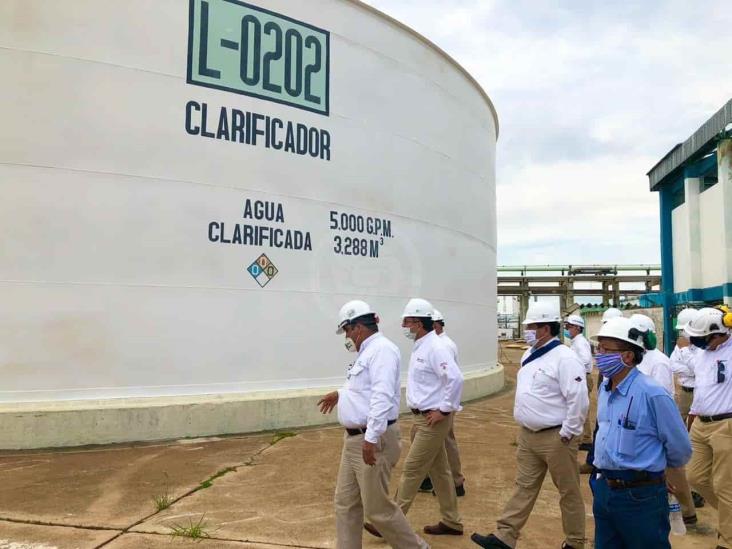 Director de Pemex inspecciona complejos del sur de Veracruz