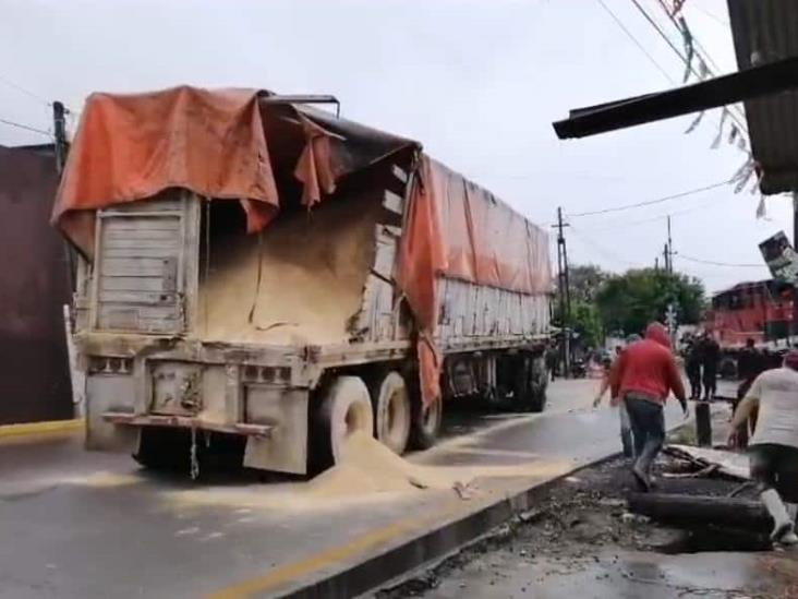 Tren embiste a tráiler en Amatlán