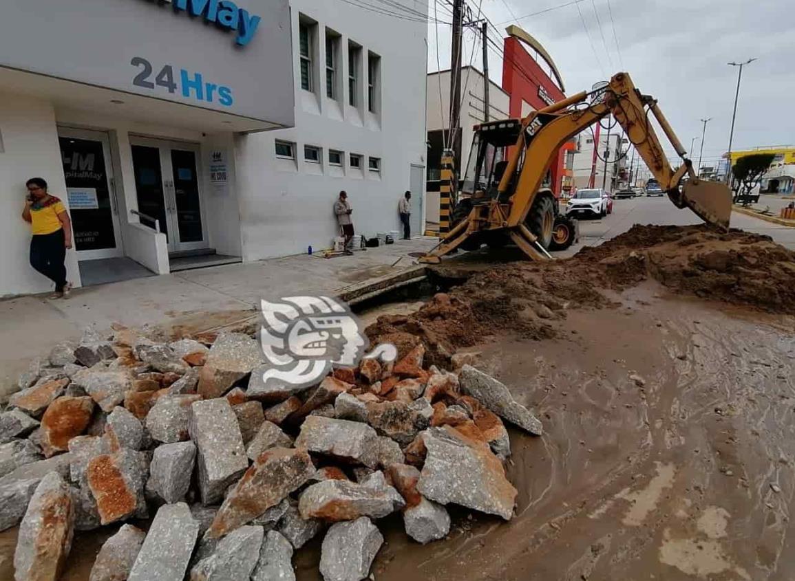 Cierran avenida de Coatzacoalcos por reparación de fuga de agua