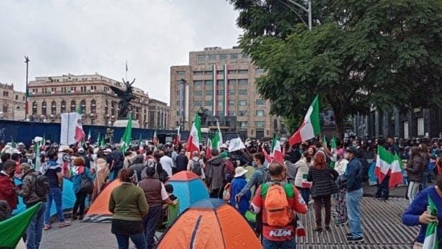 Frente Anti-AMLO comienza plantón en CDMX