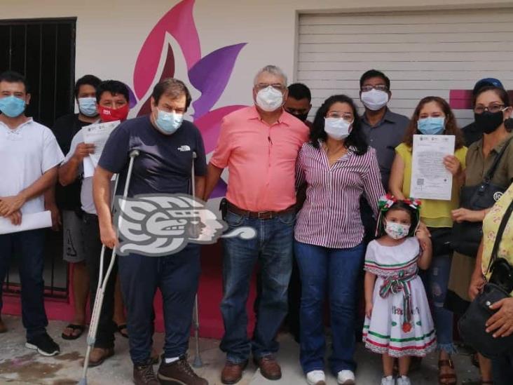 Coyotaje y burocracia victimiza a taxistas de Acayucan