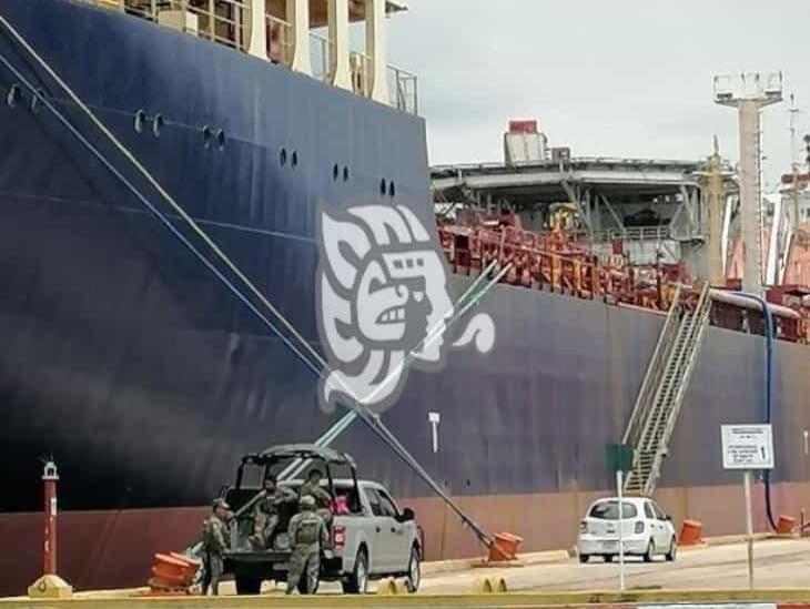 A casi dos meses de atracar en Coatzacoalcos, FGR catea buque Blue Commander