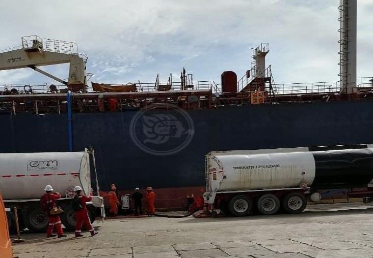 A casi dos meses de atracar en Coatzacoalcos, FGR catea buque Blue Commander