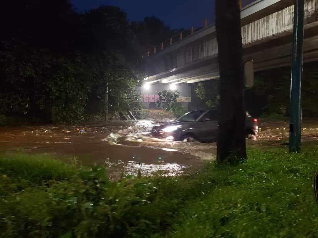 Intensa lluvia deja avenidas de Xalapa bajo el agua