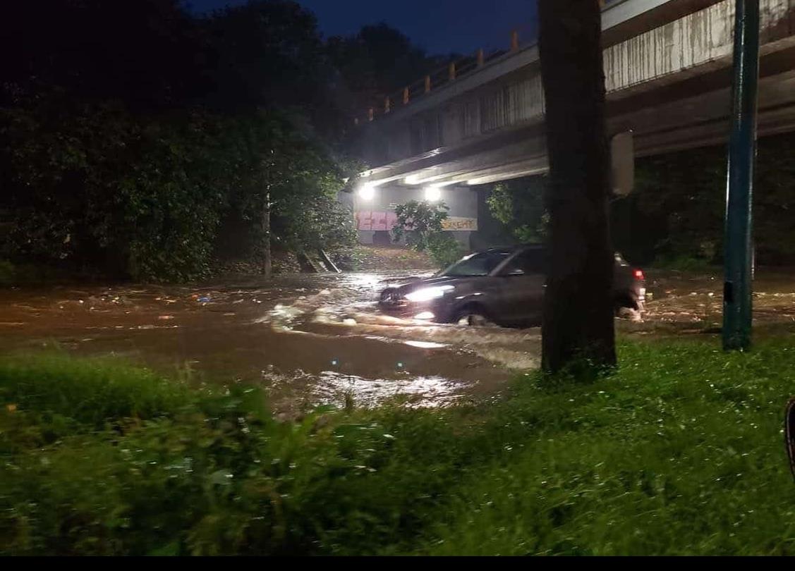 Intensa lluvia deja avenidas de Xalapa bajo el agua