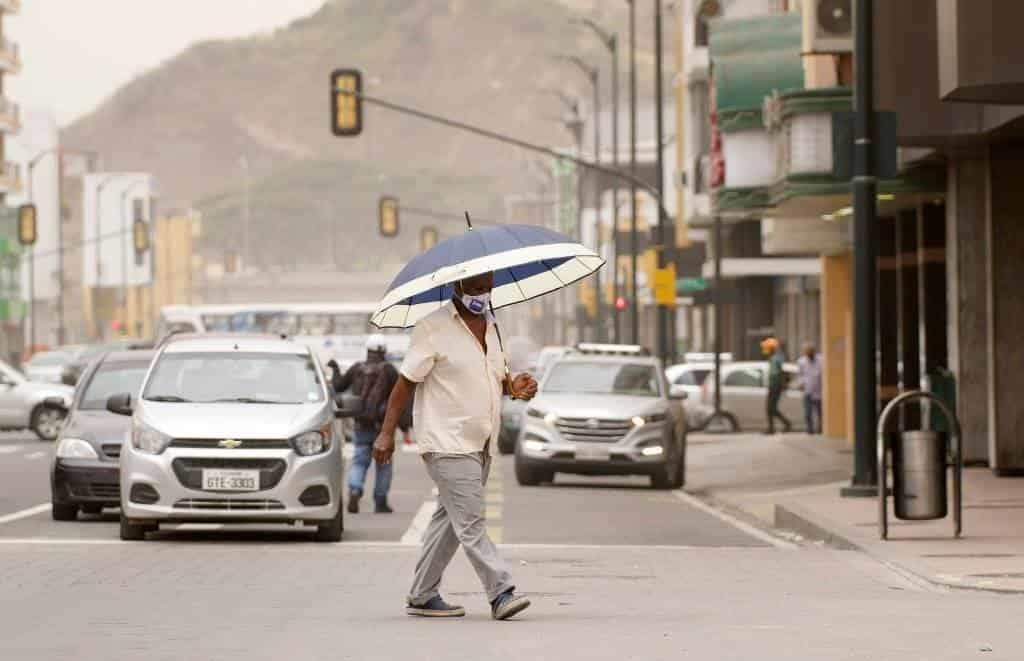 Ceniza volcánica continúa afectando provincias de Ecuador