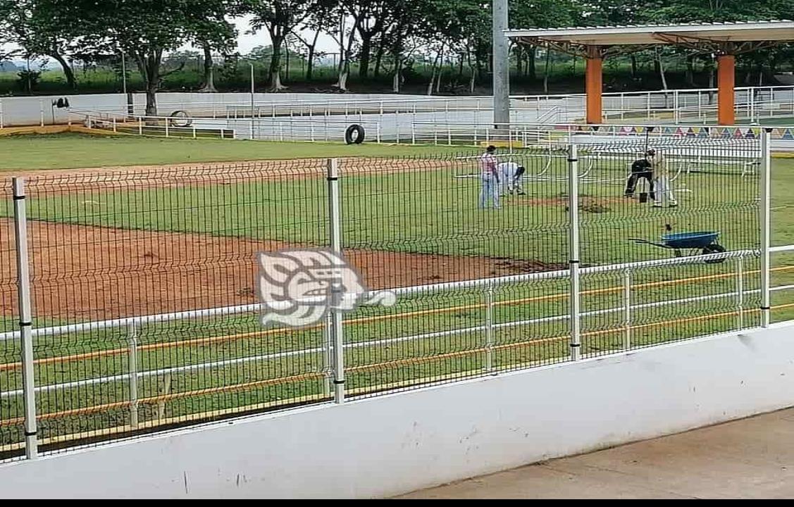 Rehabilitan instalaciones deportivas en Acayucan