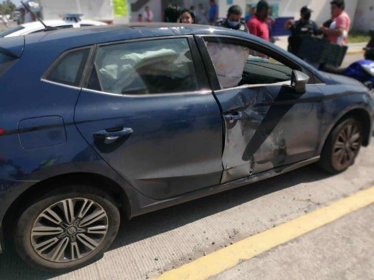 Impacta vehículo a motociclista en calles de Medellín de Bravo