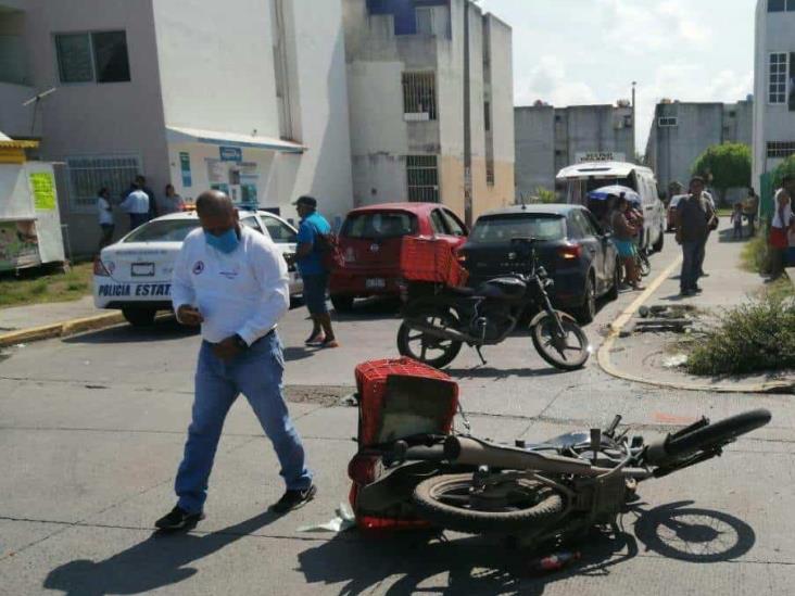 Impacta vehículo a motociclista en calles de Medellín de Bravo