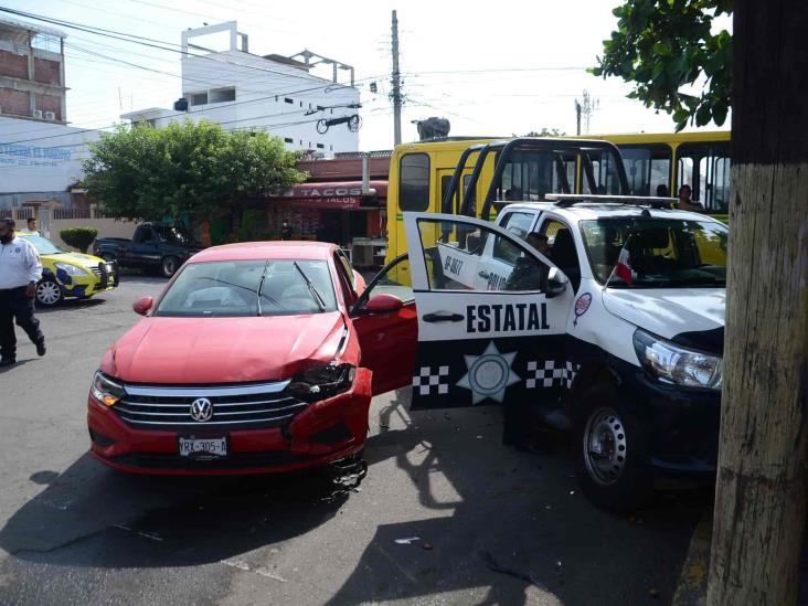 Se registra aparatoso choque entre patrulla de policía estatal y vehículo particular