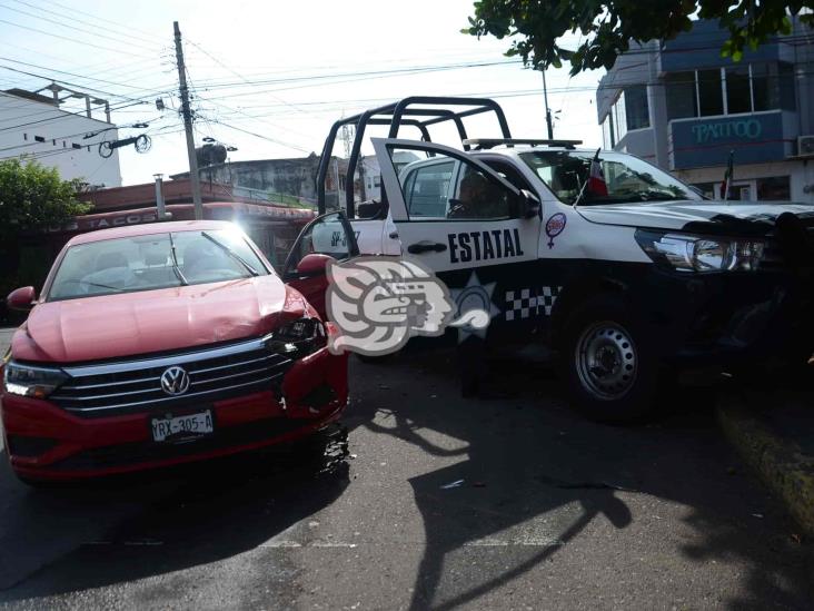 Se registra aparatoso choque entre patrulla de policía estatal y vehículo particular