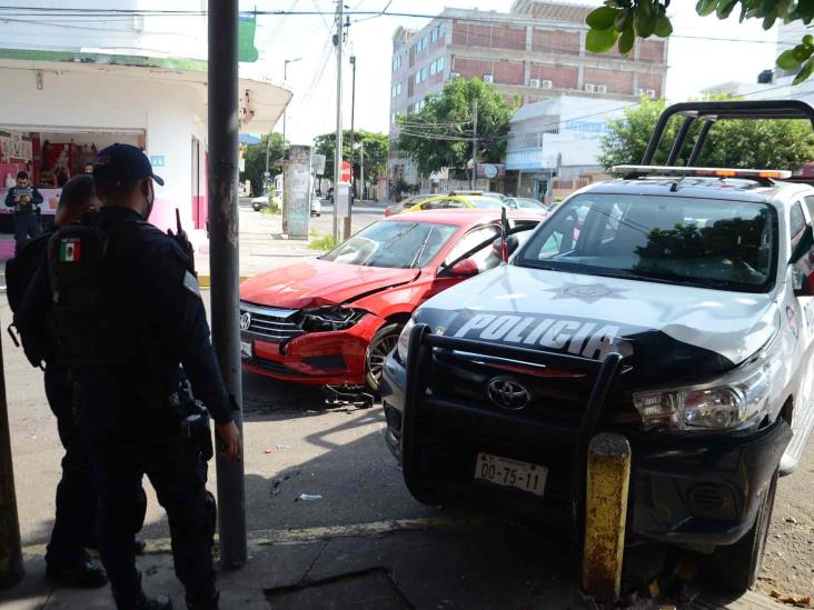 Se registra aparatoso choque entre patrulla de policía estatal y vehículo particular