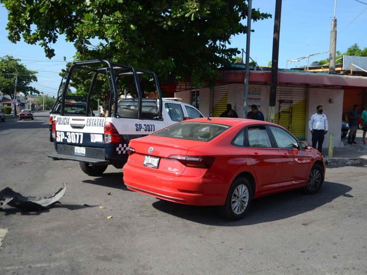 Se registra aparatoso choque entre patrulla de policía estatal y vehículo particular