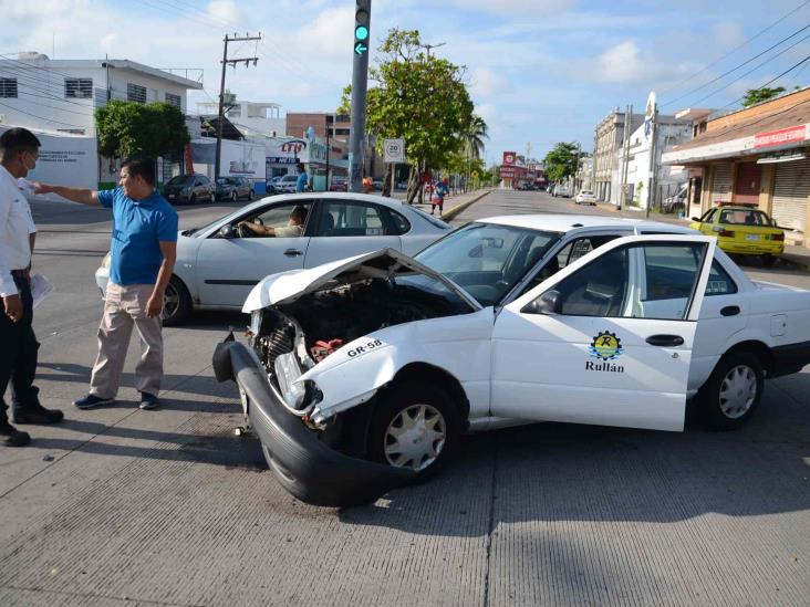 Choque entre dos vehículos; deja solo daños materiales en Veracruz