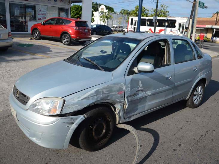 Choque entre dos vehículos; deja solo daños materiales en Veracruz