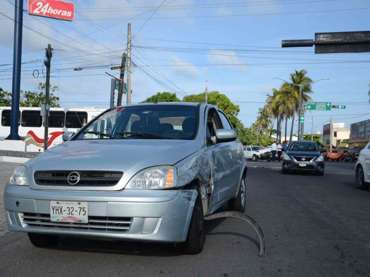 Choque entre dos vehículos; deja solo daños materiales en Veracruz