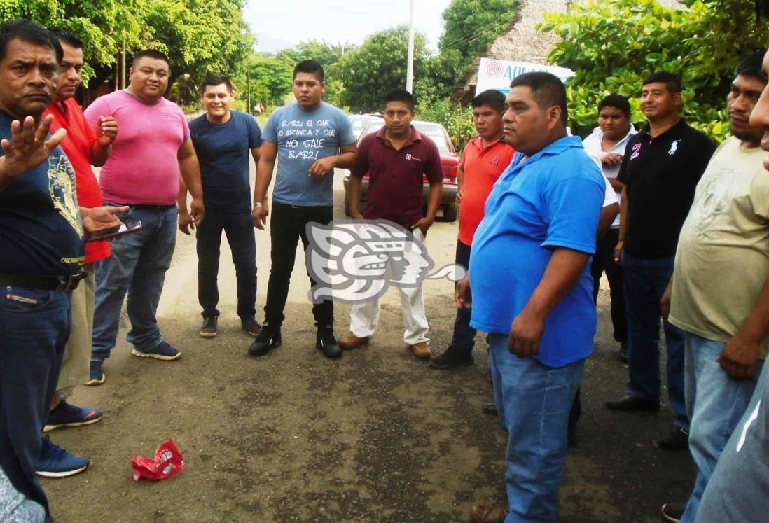 Anuncian protesta de taxistas por abandono de caminos de Mecayapan