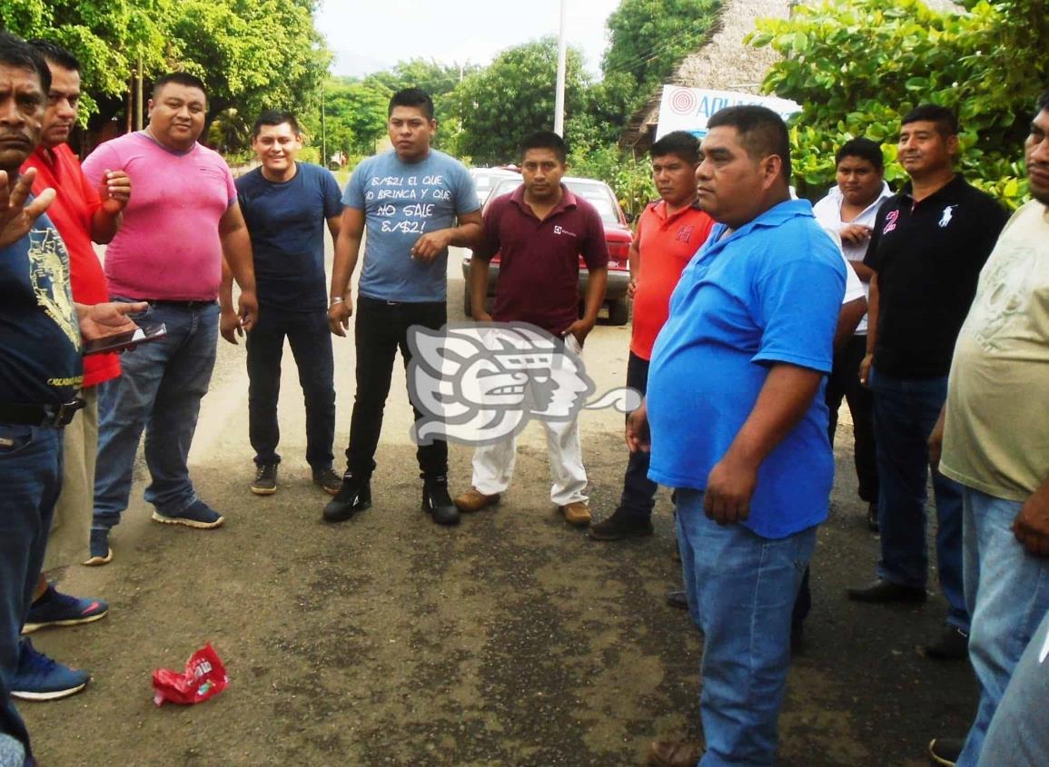 Anuncian protesta de taxistas por abandono de caminos de Mecayapan