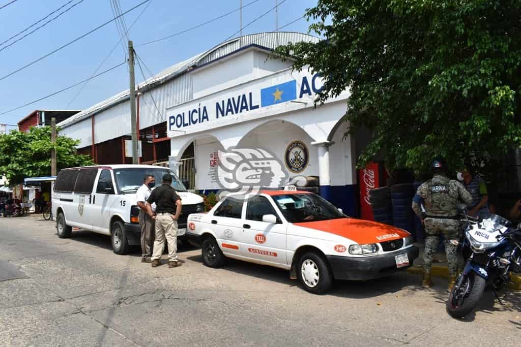 En Acayucan, interviene Policía Naval a taxista por tráfico de migrantes