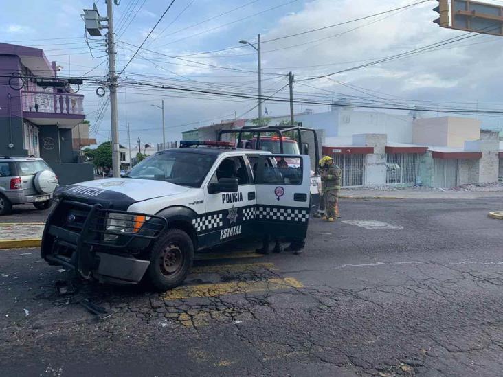 Patrulla de SSP intenta ganar el paso y colisiona con camioneta en Veracruz