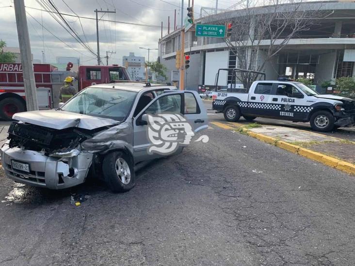 Patrulla de SSP intenta ganar el paso y colisiona con camioneta en Veracruz