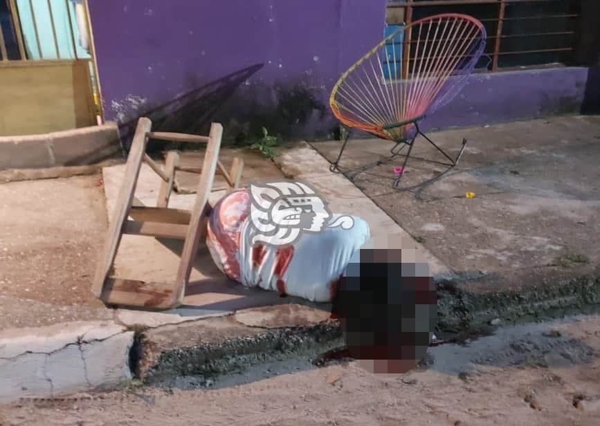 Ejecutan a mujer en Minatitlán mientras descansaba afuera de vivienda