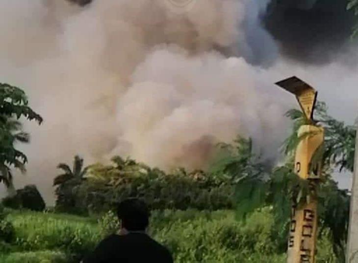 Alarma en Minatitlán por incendio cerca de ductos de Pemex