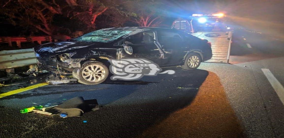 Conductor choca contra valla metálica en autopista La Tinaja-Cosolea