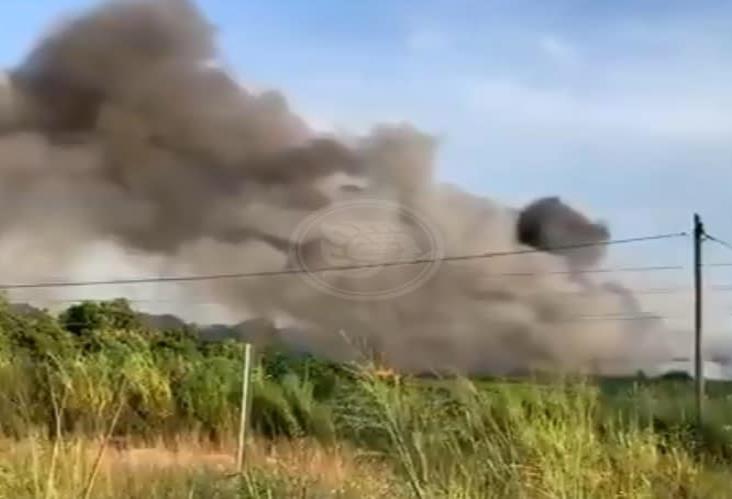 Alarma en Minatitlán por incendio cerca de ductos de Pemex