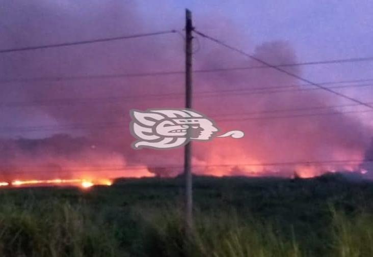 Alarma en Minatitlán por incendio cerca de ductos de Pemex