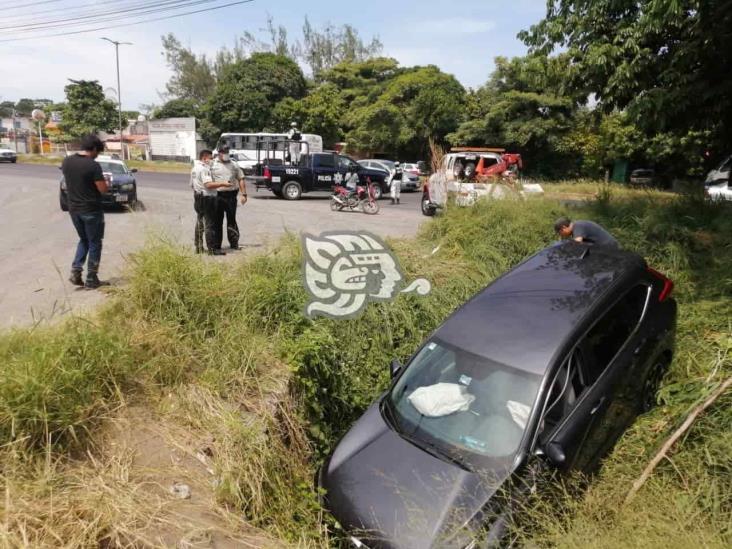 Se registra volcadura de camioneta en carretera federal 140 Veracruz Xalapa