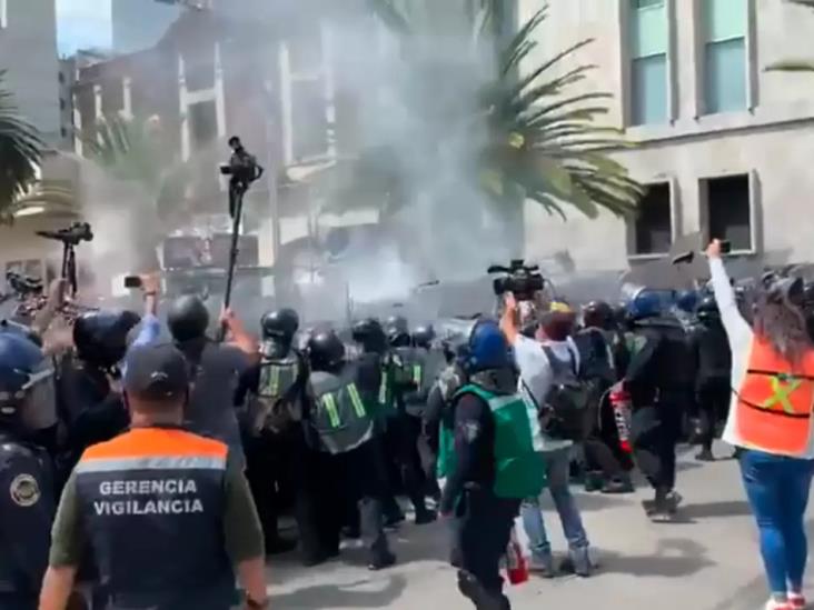 Mujeres marchan  para exigir despenalización del aborto; grupos lanzan bombas molotov